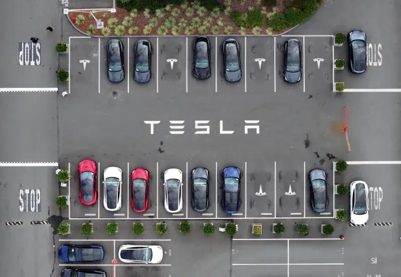 Tesla cierra demanda por choque mortal mientras siguen investigaciones federales