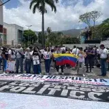 Familiares de presos políticos protestaron frente al cerco
