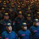 Bomberos de Maracaibo rescatan a dos cachorros de una tubería
