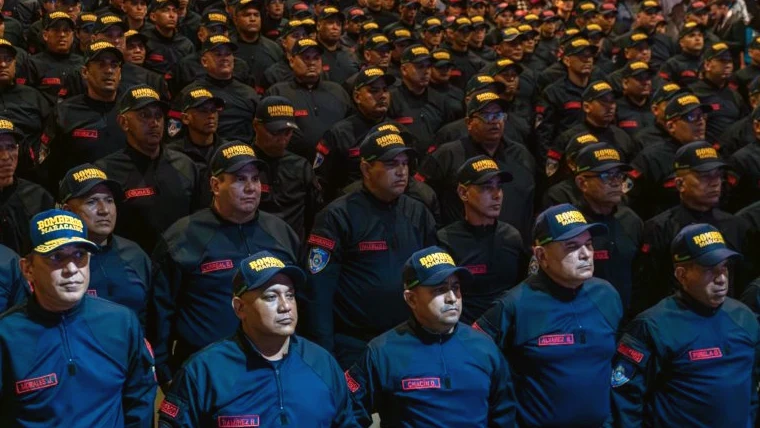 Bomberos de Maracaibo rescatan a dos cachorros de una tubería