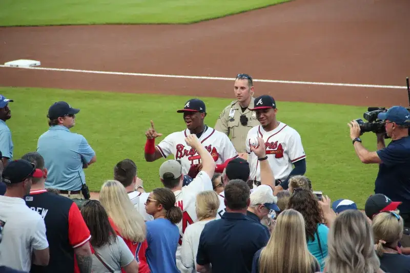 File:Ronald Acuña Jr. and Johan Camargo signing autographs, Sept 18, 2018.jpg