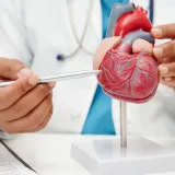 Cardiopatía isquémica: así se detectan sus síntomas y factores de riesgo