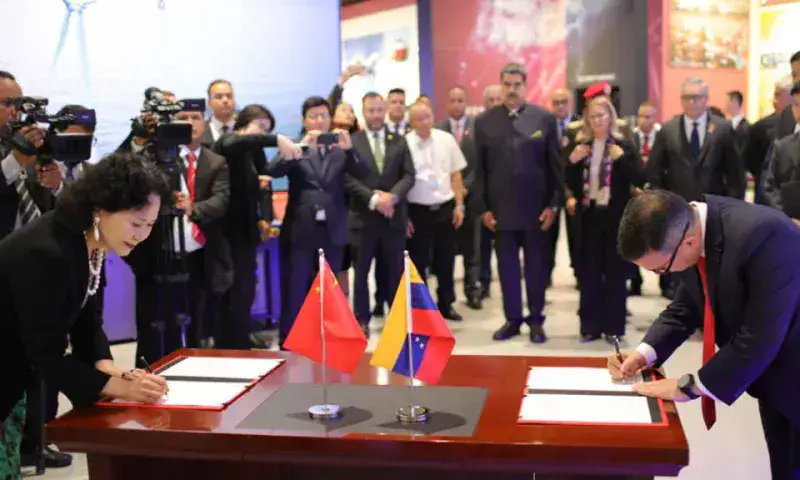 Maduro firma convenios de inversión industrial con dos ciudades chinas