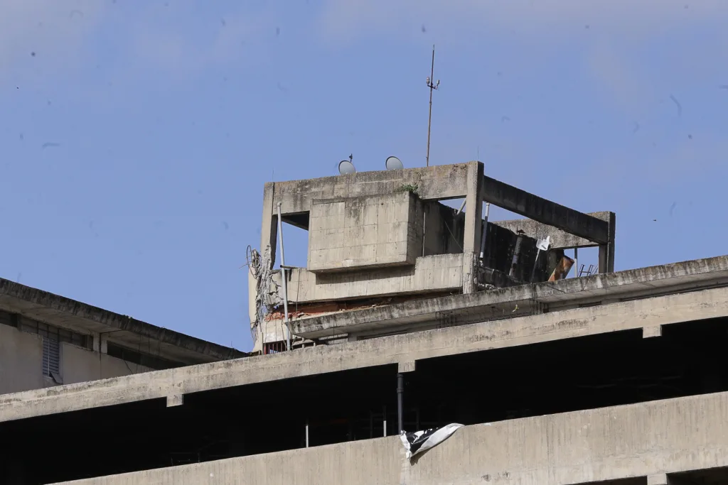 Voluntarios sostienen el rescate en el edificio Moisés tras el sismo del 24 de junio