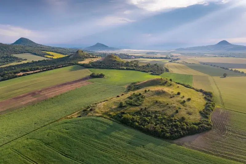 File:Po dešti ve Středohoří.jpg