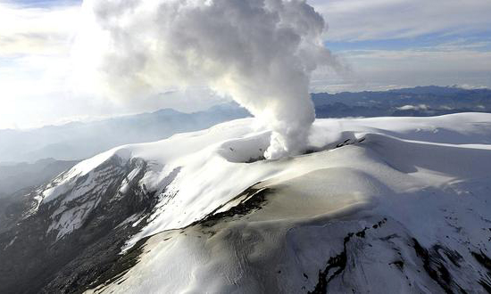 Volcán Nevado del Ruiz en Colombia registra sismos y emisión de cenizas