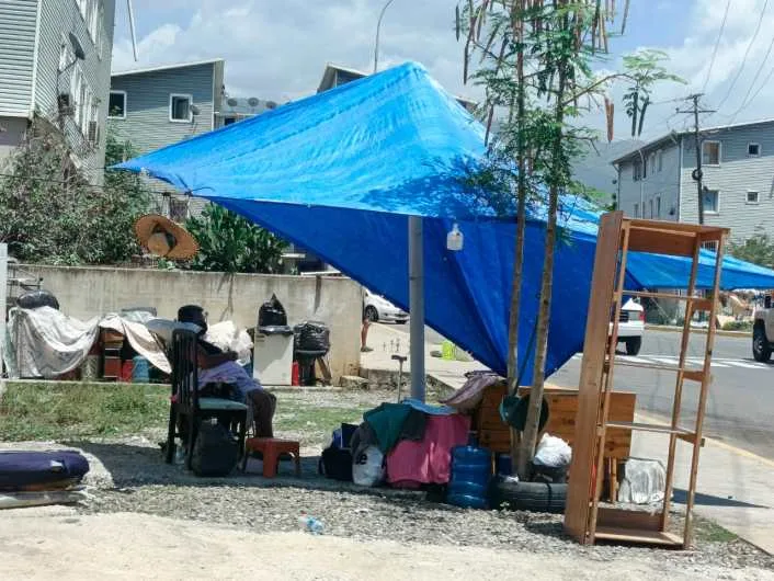 Catia La Mar: vecinos rescataron a dos vivos entre metales