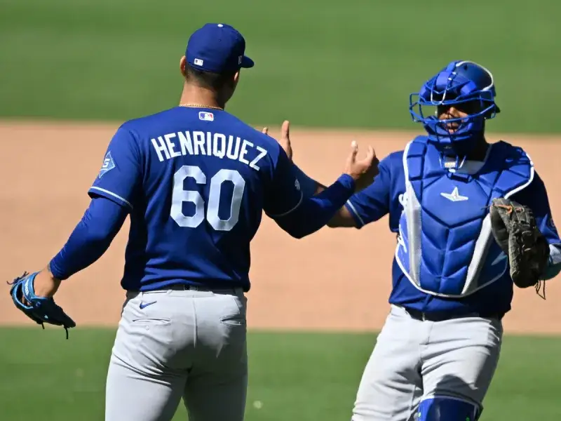 Henríquez toma fuerza en el relevo de los Dodgers tras salvar su primer juego