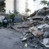 Entrega de pertenencias a familiares tras terremotos en Chacao