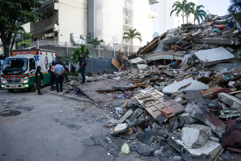 Entrega de pertenencias a familiares tras terremotos en Chacao