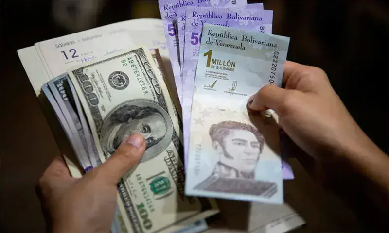 El bolívar se devalúa un 28 % frente al dólar en primer trimestre del año