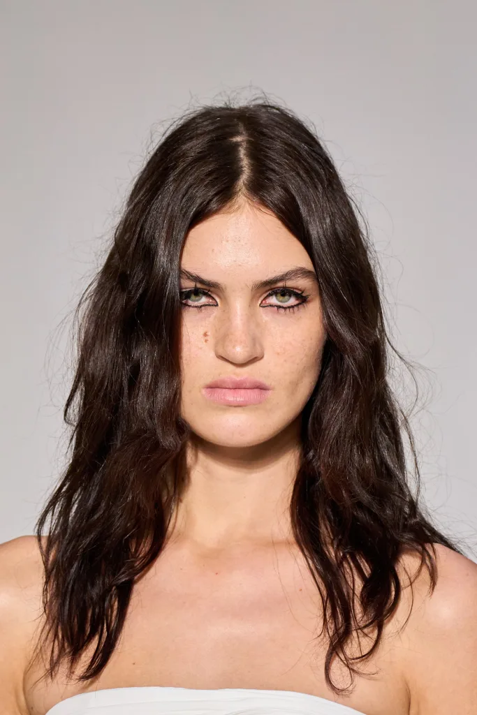Por qué el cabello se encrespa más en verano y cómo frenarlo, según una peluquera