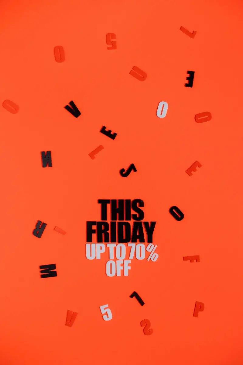 Promoción de venta del Black Friday en negrita con letras dispersas sobre un fondo naranja brillante.