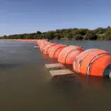 Tribunal permite a Texas mantener boyas antiinmigrantes en río Bravo