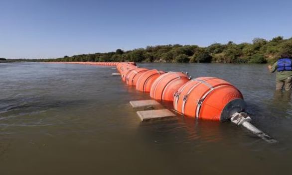 Tribunal permite a Texas mantener boyas antiinmigrantes en río Bravo