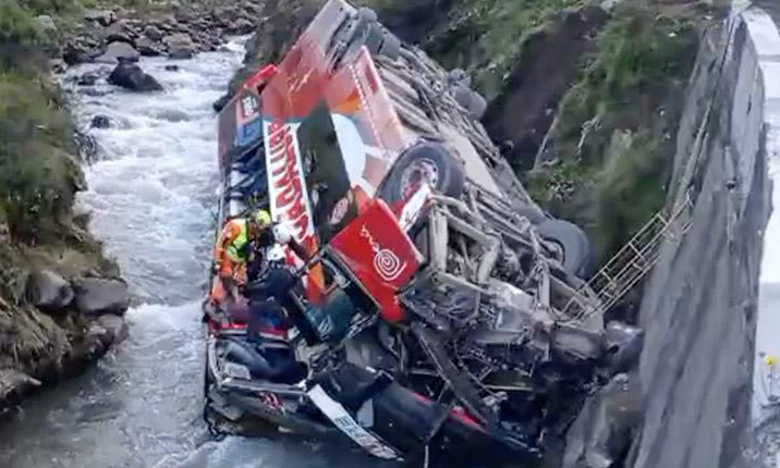 Al menos 10 muertos y 25 heridos en accidente de autobús en Perú