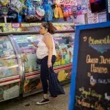 Economistas alertan que la devaluación diaria de 1,66% acerca al país a otra hiperinflación