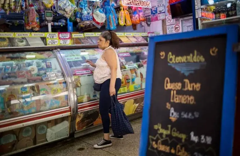 Economistas alertan que la devaluación diaria de 1,66% acerca al país a otra hiperinflación