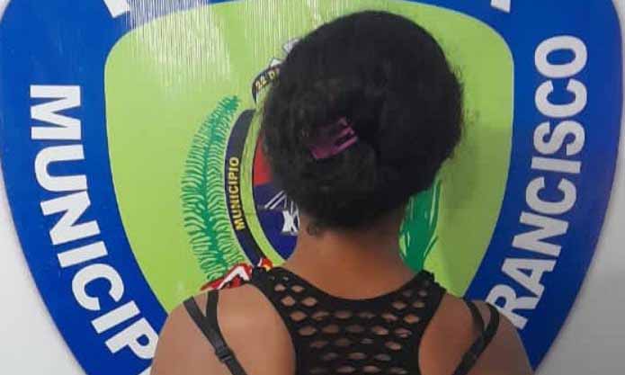 Detienen a mujer por caerle a batazos a su novia
