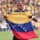 Rómulo Otero besa la bandera venezolana tras darle triunfo al Criciúma en Brasil