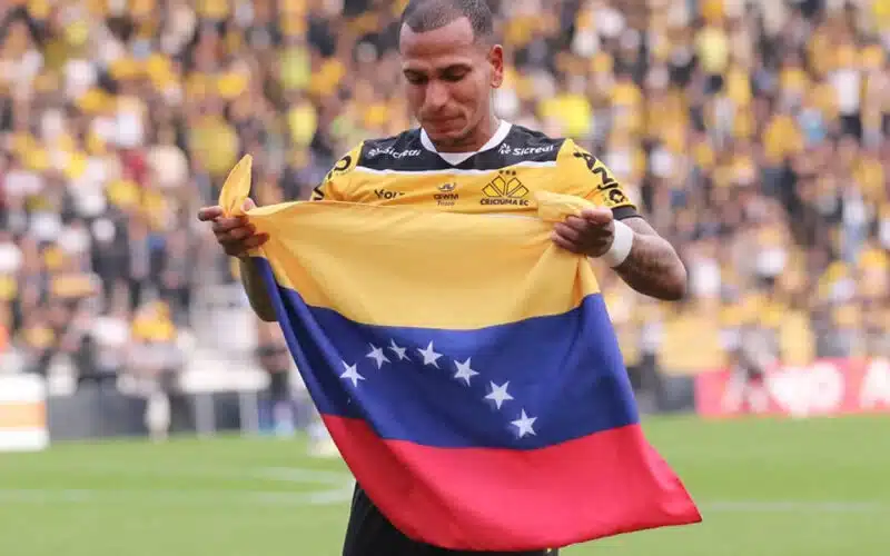 Rómulo Otero besa la bandera venezolana tras darle triunfo al Criciúma en Brasil