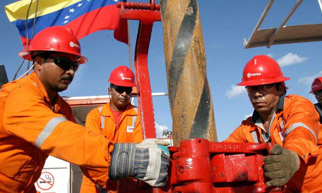 Presentan propuesta para recuperar la industria petrolera nacional