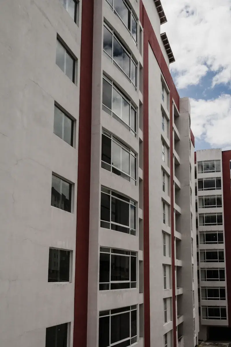 Vertical shot of a modern residential building in Mérida, Venezuela, showcasing urban architecture.
