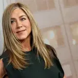 Aniston revive un truco clásico para cuidar el contorno de ojos por la noche