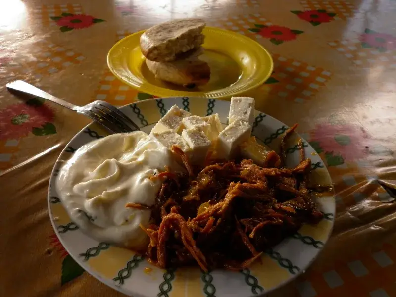 File:Arepa Pelada con Natilla Queso de Cabra y Carne Mechada Maracaibo Edo. Zulia.JPG