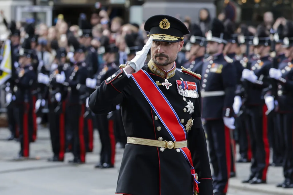 Noruega despide al rey Harald y corona a Haakon VIII