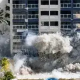Demuelen edificio en riesgo en Tanaguarena por daños sísmicos