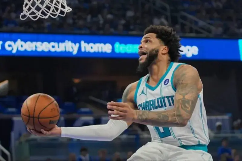 Miles Bridges va a Phoenix en un intercambio que sacude a Charlotte