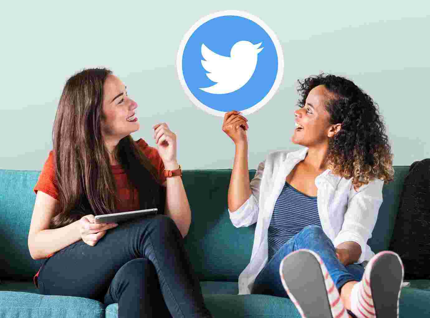 Foto gratis mujeres jóvenes mostrando un icono de twitter