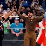 Bad Bunny muestra su espalda con hematomas tras pelea en la WWE