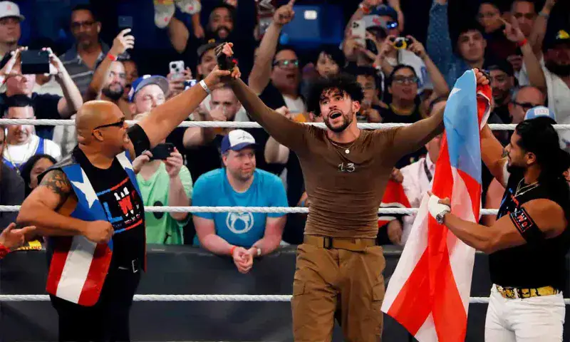 Bad Bunny muestra su espalda con hematomas tras pelea en la WWE