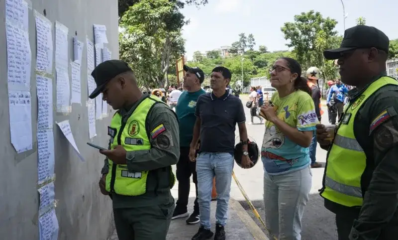 Familiares buscan en hospitales de Caracas a víctimas de los terremotos