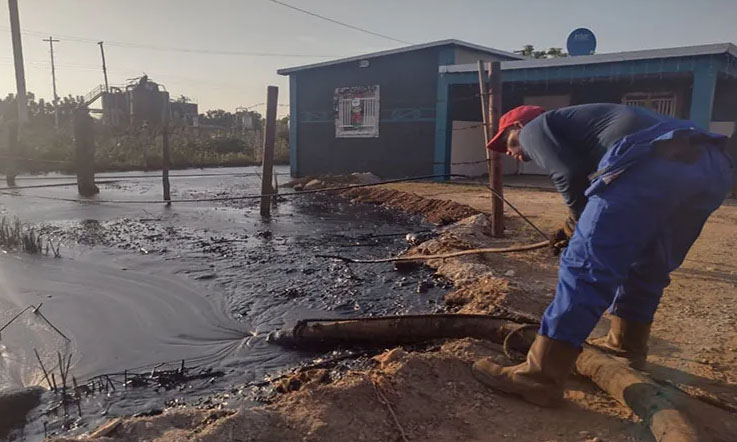 Línea de bombeo de crudo colapsa en Bachaquero y afecta a una casa