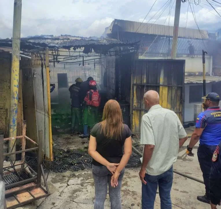 Incendio en Guatire dañó dos casas y no dejó heridos