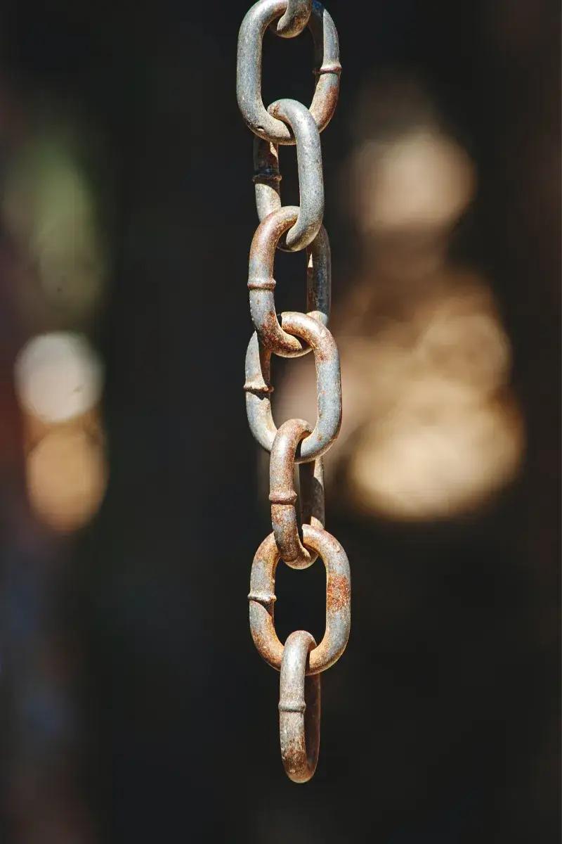 Detailed close-up of a hanging rusty metal chain outdoors in Mérida, Venezuela.