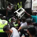 Desalojados por los sismos bloquean vía en Caraballeda para exigir reubicación