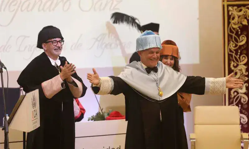 Alejandro Sanz dedica doctorado honoris causa a la alegría