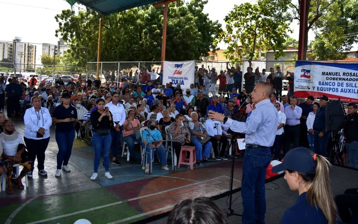 
			Gobernación entregó sillas de ruedas, bombas y tanques de agua a comunidades marabinas		