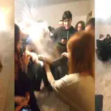 
			Mujer bañó con agua hirviendo al hombre que le hizo una broma con bomba de humo		