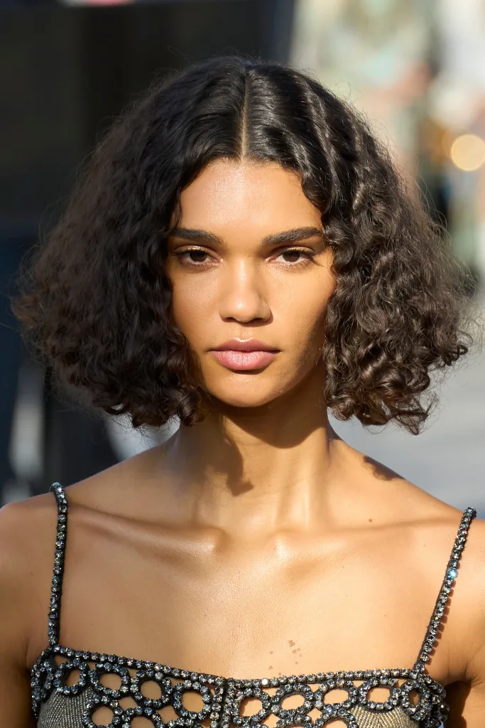 José García destaca el curly bob como corte ideal para el verano por frescura y control