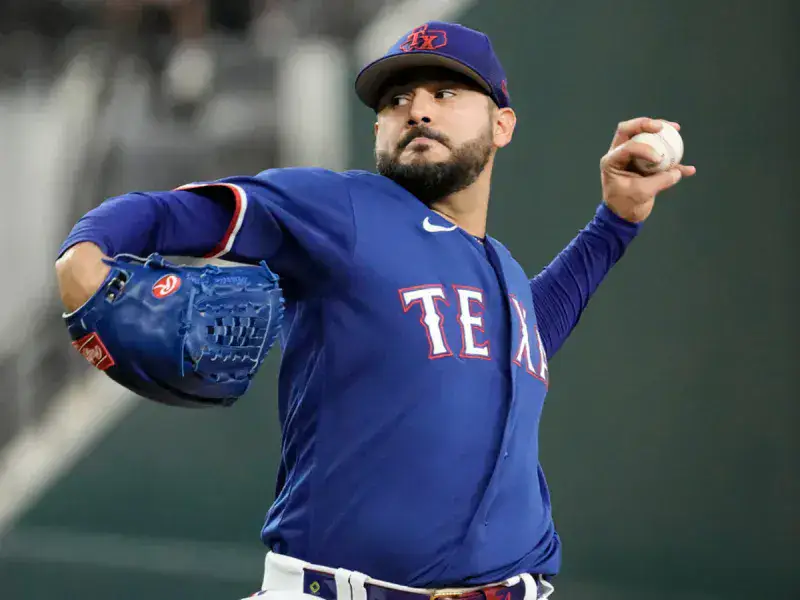 Rangers desperdician magistral salida de Martín Pérez