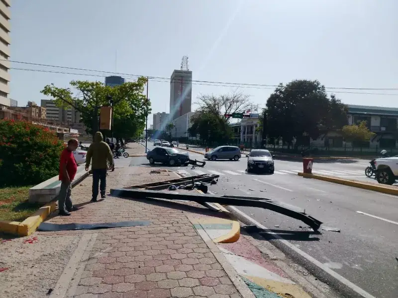 Choque en 5 de Julio deja un semáforo destruido en Maracaibo