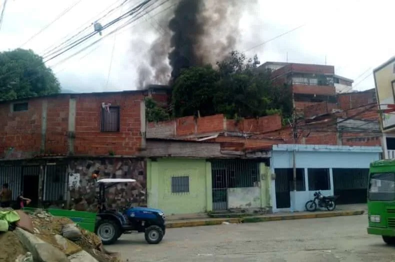 Incendio en Guatire dañó dos casas y no dejó heridos
