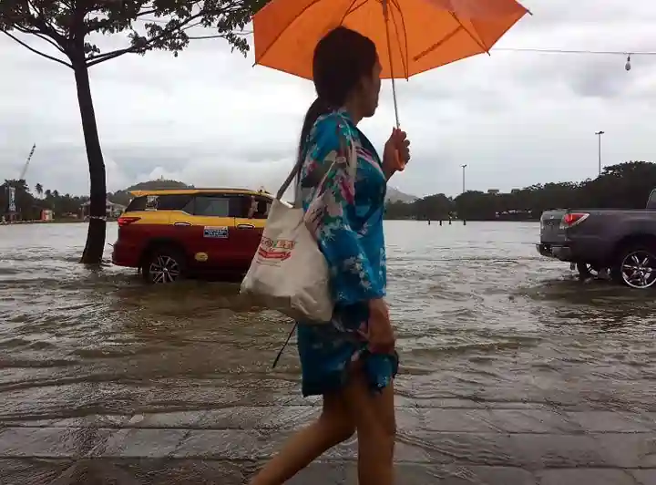 Agua de inundaciones en Tailandia