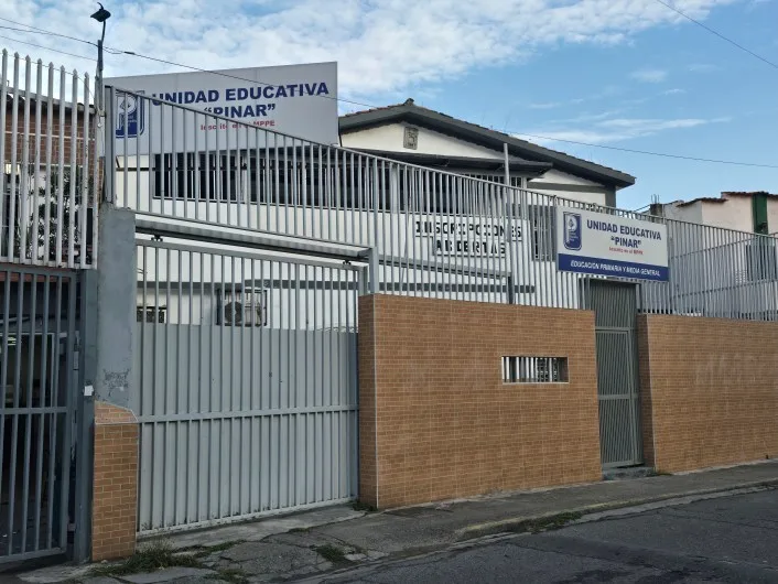 Escuelas en Caracas arrancan clases entre daños sísmicos y baja