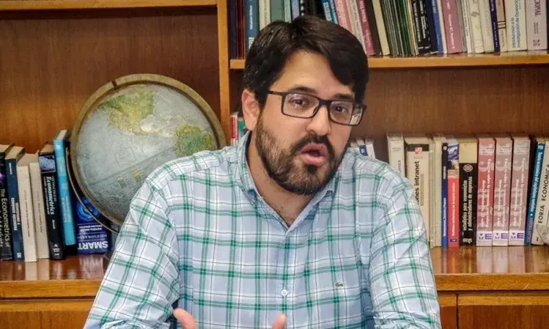 Oliveros: Venezuela debe reactivar refinación ante crisis de gasolina